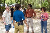 Deadly Tropics – Ein mysteriöser Mordfall am Strand bringt das Team wieder zusammen. Den Ermittlern Sainte-Rose (Sonia Rolland, 2.v.l.), Crivelli (Béatrice de la Boulaye, r.), Aurélien Charlery (Julien Béramis, 2.v.r.) und Phil (Valentin Papoudof, l.) fällt dabei eines schnell auf: Das Opfer ist kein Unbekannter.