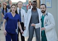 Atlanta Medical – (v.l.n.r.) Dr. Kit Voss (Jane Leeves); Dr. Randolph Bell (Bruce Greenwood); Dr. Irving Feldman (Tasso Feldman); Dr. Mina Okafor (Shaunette Renée Wilson)