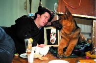 Kommissar Rex – Kommissar Moser (Tobias Moretti, l.) und sein Partner Rex feiern in das neue Jahr hinein ...