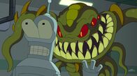 Futurama – Die Planet-Express-Crew ist mal wieder heillos zerstritten. Um die Firmenharmonie wieder herzustellen, wird ein Firmenausflug zum Zwecke der Teambildung unternommen. Doch der endet anders als geplant, als plötzlich ein Monster (r.) hinter Bender (l.) auftaucht ...