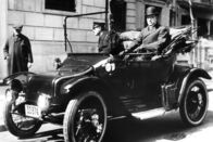 Great Inventions - Meilensteine der Technik – John D. Rockefeller (r.) in seinem elektrischen Auto.