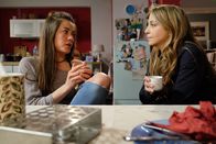 In aller Freundschaft – Franzi Wilde (Maja Lehrer, li.), das Kindermädchen von Arzu Ritter (Arzu Bazman, re.), fühlt sich wohl bei Philipp und Arzu und liebt die Kinder abgöttisch. Doch ihr wird bewusst, dass sie in ihrem Leben noch nichts erreicht hat: weder eine Ausbildung, noch irgendeine Perspektive. Arzu verspricht ihr, sich in der Sachsenklinik umzuhören. Vielleicht kann sie dort eine Ausbildung zur Kinderkrankenschwester machen.