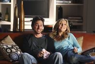 Scrubs - Die Anfänger – Genießen die Zweisamkeit: Elliot (Sarah Chalke, r.) und J.D. (Zach Braff, l.) ...