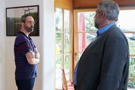 Die Rosenheim-Cops – Hauptkommissar Stadler (Dieter Fischer, r.) möchte von Rainer Feiler (Patrick Finger, l.) mehr über den Fund seiner verstorbenen Arbeitskollegin wissen.