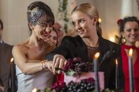 Killing Eve – Auch Villanelle (Jodie Comer, r.) hat ihr Leben nach den Ereignissen in Rom komplett auf den Kopf gestellt. Sie stürzt sich Hals über Kopf in eine neue Beziehung mit Maria (Carmen Montero, l.). Doch das Glück hält nicht lange an.