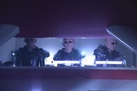 Die Geschichte der UFOs – Drei Außerirdische starren aus ihrem Raumschiff