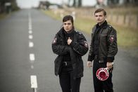 Friesland – Nach einer Fahrzeugkontrolle bleiben Süher Özlügül (Sophie Dal) und Jens Jensen (Florian Lukas) irritiert zurück.
