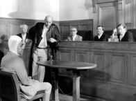 Liebling Kreuzberg – rbb Fernsehen LIEBLING KREUZBERG Folge 3, "Der Beschützer", Regie Heinz Schirk Uhr. Szene mit Manfred Krug (3. v. l.) als Rechtsanwalt Robert Liebling