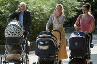 Opa wird Papa – Anton (Ernst Stötzner), seine Tochter Marie (Leonie Parusel) und ihre Freundin Nele (Stephanie Krogmann) schieben die Kinderwagen.