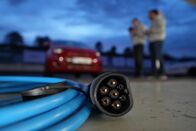 Klimaretter oder Mogelpackung - Der E-Auto Check – Elektroautos: Sind sie wirklich so umweltfreundlich wie angenommen? Expertinnen und Experten sind skeptisch.