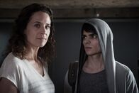 Der Bergdoktor – Rike (Regula Grauwiller, l.) hat große Probleme mit ihrem Sohn Lukas (Anton Andreew, r.).