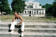 Deutschlands große Clans – Wolfgang Joop vor seiner Villa Wunderkind in Potsdam.