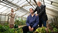 Der Samstagskrimi: Wilsberg – Ekki Talkötter (Oliver Korittke, M.) ist erschöpft von seinem Job und hat den Sinn in seinem Leben verloren. Er nimmt den Ratschlag seines Freundes Wilsberg (Leonard Lansink, r.) an und gönnt sich eine Auszeit in einem Selbstfindungs-Retreat. Gärtnern, Brotbacken und Yoga soll Menschen zurück zu einem sinnerfüllten Leben verhelfen. Doch schon bald entdecken Ekki und Wilsberg, dass das Retreat dunkle Geheimnisse birgt. Noch dazu muss Ekki sich seine Unterkunft dort ausgerechnet mit seiner Ex-Freundin Silke Sestendrup (Nadja Becker, l.) teilen.