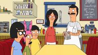 Bob's Burgers – Bob hasst das jährliche Hummerfest. Als Burger-Meister macht es ihm wirklich keinen Spaß, in einer Stadt zu leben, in der die Einwohner Fisch und Meeresfrüchte über alles lieben. Obwohl Linda (2.v.r.), Louise (2.v.l.), Gene (M.) und Tina (l.) zu dem Fest gehen möchten, bleibt Bob (r.) standhaft und verbietet es ihnen ...