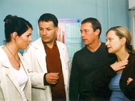 In aller Freundschaft – MDR Fernsehen IN ALLER FREUNDSCHAFT FOLGE 173, "Die eigenen vier Wände" Uhr. Aufregung in der Sachsenklinik: Elena Eichhorn (Cheryl Shepard, links) hat auf falschen Verdacht die Eltern (Edda Leesch, rechts und Hans Heller, 2.v.r) einer Patientin beunruhigt. Roland (Thomas Rühmann) ist fassungslos!