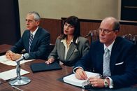 Erin Brockovich – Müssen sich warm anziehen: Ms. Sanchez (Gina Gallego, M.) die Repräsentative und die Anwälte von PG&E (Michael Shamberg, l. und Don Snell, r.) ...