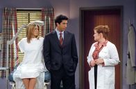 Friends – In die Namenssuche für Rachels (Jennifer Aniston, l.) und Ross' (David Schwimmer) Kind mischt sich sogar die Ärztin (Amanda Carlin) ein.