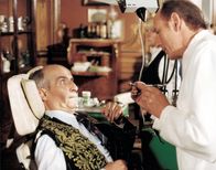 Brust oder Keule – Nachdem sein Gegner Trictal ihn zwang große Mengen verdorbener Speisen zu essen, muss Charles (Louis de Funès, l.) zum Arzt. Er fürchtet, er hat seinen außergewöhnlichen Geschmacksinn verloren ...