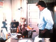 Ein Engel auf Erden – Die Countrysängerin Patsy Maynard (Ronee Blakeley, l.) trinkt lieber einen Whiskey als Pfefferminztee. Das beunruhigt Jonathan (Michael Landon, r.).
