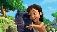 Das Dschungelbuch – Mowgli (re.) und Baghira (li.) sind beste Freunde.