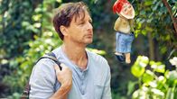 Der Lehrer – Stefan (Hendrik Duryn) steht vor einem ungewöhnlichen Gartenzwerg. +++ Die Verwendung des sendungsbezogenen Materials ist nur mit dem Hinweis und Verlinkung auf TVNOW gestattet. +++