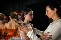 Jenseits der Spree – Die Direktorin der Tanzakademie hat ihre Hände auf die Schultern der Startänzerin gelegt und schaut die besorgt an: Lisa Pavlov als Rebecca Bennet (2.v.r) Katerina Medvedeva als Margot Walser (r.)
