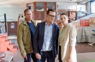 Morden im Norden – Finn (Sven Martinek, l.), Nina (Julia E. Lenska, r.) und Lars (Ingo Naujoks, M.) sehen sich den Tatort genau an. Kommt als Täter wirklich nur ein trainierter Boxer in Frage?