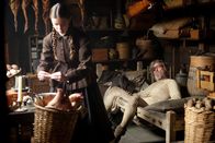 True Grit – Obwohl sich Rooster Cogburn (Jeff Bridges) weigert, zusammen mit Mattie Ross (Hailee Steinfeld) den Mörder ihres Vaters zu jagen, weicht Mattie ihm nicht von der Seite. Doch Cogburn wird bald unerträglich, da er sich ständig betrinkt.