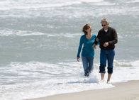 Das Lächeln der Sterne – Verbringen ein gemeinsames Wochenende, das ihr Leben für immer verändert: Adrienne (Diane Lane, l.) und Paul (Richard Gere, r.) ...