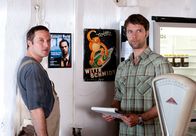Der Duft von Holunder – Gemeinsam mit seinem Freund Matze (Clemens Deindl, li.) betreibt Tom Sommer (Matthias Schloo) einen Bioladen.