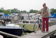 Löwenzahn – Fritz (Guido Hammesfahr) sucht die Werft im Bärstädter Yachthafen.