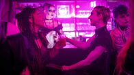 Notruf Hafenkante – Daisy (Aysha Joy Samuel, l.) hat es während ihres Undercovereinsatzes in Fiona Winters (Hannah Ehrlichmann, r.) Nachtclub geschafft, mit ihr ins Gespräch zu kommen.
