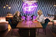 Die Gruaberin – Monika Gruber (r.) und Alice Schwarzer