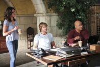 Navy CIS: L.A. – Ein Mordfall muss aufgeklärt werden. Kensi (Daniela Ruah, l.), Deeks (Eric Christian Olsen, M.), Sam (LL Cool J, r.) und das restliche Team geben alles, um den Täter zu fassen ...