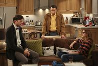 Two and a Half Men – Walden (Ashton Kutcher, l.) kann einfach nicht fassen, dass sein Herz gebrochen wurde, während Alan (Jon Cryer, M.) unter dem Decknamen Jeff Starkmann eine Eroberung nach der anderen macht. Auch Jennys (Amber Tamblyn, r.) tröstende Worte sind nicht gerade hilfreich ...