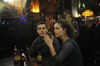 Sirens – Billy (Josh Segarra, l.) und Maeve (Emily Peterson, r.) haben sich eine besondere Prüfung vorgenommen: Zusammen mit Johnny und Theresa wollen sie ein Doppel im Tennis spielen. Das Resultat: ein vollkommenes Durcheinander ...