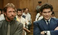 Delta Force 2 - The Colombian Connection – Scott McCoy (Chuck Norris,l.) und sein Freund Bobby Chavez (Paul Perri) hoffen auf eine gerechte Strafe für Drogenboss Ramon Cota, doch dieser kommt auf Kaution frei.