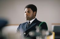 Small Axe – Leroy Logan (John Boyega) trägt die Polizeiuniform mit Stolz.