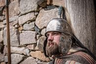 Mythos Kelten – Die Kelten wandeln sich von Händlern zu Kriegern. Um 390 vor Christus plündern sie Rom und fallen rund 100 Jahre später in Griechenland ein.