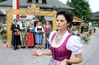 Vier Frauen und ein Todesfall – (v.li.) Adele Neuhauser (Julie), Charly Rabanser (Salchegger), Brigitte Kren (Maria), Martina Poel (Sabine), Miriam Stein (Pippa Sponring), Brigitte Jaufenthaler (Frau Bürgermeister).