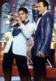 Mambo Kings – Die Mambo-Kings Cesar (Armand Assante, r.) und Nestor (Antonio Banderas, l.) bekommen ihre große Chance: Auftritte im berühmten 'Babalou' und im 'Empire Ballroom' ...