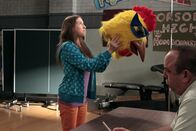 The Middle – Sue (Eden Sher, l.) will Mr. Farrar (Christopher Darga, r.) davon überzeugen, dass sie die Richtige ist, um das Maskottchen des Footballteams zu repräsentieren. In der Zwischenzeit wollen Frankie und Mike mithilfe eines Hasen Brick Sozialkompetenz zu beibringen; mit ungeahnten Folgen ...