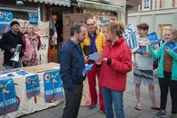 Ausgerechnet Sylt – Widerwillig unterstützt Kevin (Fabian Busch, 3.v.l.) Bente (Katja Studt, 3.v.r.) bei einer Demo gegen Immobilienspekulanten in der Fußgängerzone. Jens (Robert Schupp, l.), Stine (Katrin Wichmann, 2.v.l.), Eddi (Martin Brambach, M.), Peer (Linus Düwer, 2.v.r.) und Lilly (Paula Hartmann, r.) stehen um die beiden herum.