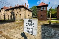 Verfolgt - Das Maskottchen von Auschwitz – Auschwitz stand im Zentrum der Vernichtungsmaschinerie.