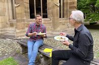 So isst ... – Sören Anders (li.) will das Geheimnis der schwäbischen Maultasche lüften und trifft den Maultaschen Blogger Volker Klenk im Kloster Maulbronn.