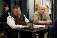 Brooklyn Nine-Nine – Scully (Joel McKinnon Miller, l.); Hitchcock (Dirk Blocker, r.)