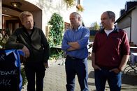 Die Rosenheim-Cops – Auch wenn Michi Mohr (Max Müller, l.) seine Freunde Kreindl (Wowo Habdank, M.) und Friedel (Matthias Kupfer, r.) nicht im Stich lassen möchte, sollte er eigentlich am Tatort sein, statt bei seinen Kegelbrüdern.