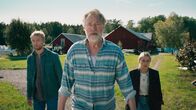 Everyone But Us – Hilmas Vater Stig (Niklas Falk) bittet Hilma (Alba August) und Ola (Björn Gustafsson) ihm bei der Suche nach seiner Katze zu helfen.