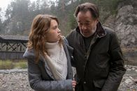 Der Bergdoktor – Maja Körner (Janina Fautz) macht sich Sorgen um Johann Eichholz (Uwe Kockisch), dem es plötzlich nicht gut zu gehen scheint.