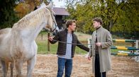 Sturm der Liebe – Philipp (Robin Schick, r. mit Martin Walde, l.) übernimmt widerwillig die Verantwortung für Apollos Überleben.